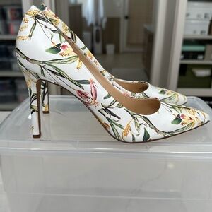 🍀Vince Camuto heels